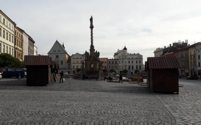 FOTO: Na Dolním náměstí začala výstavba kluziště. Bruslit by se mohlo už začátkem listopadu