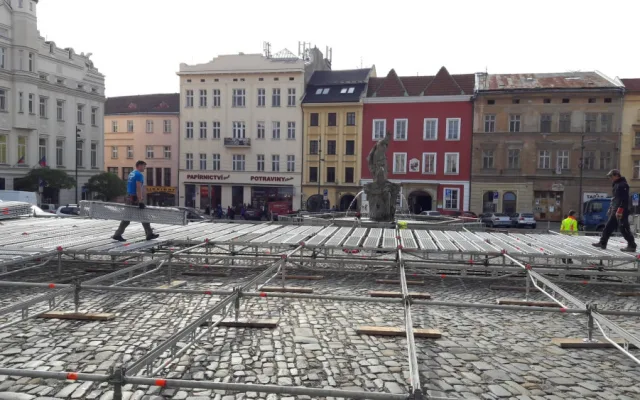 FOTO: Na Dolním náměstí začala výstavba kluziště. Bruslit by se mohlo už začátkem listopadu