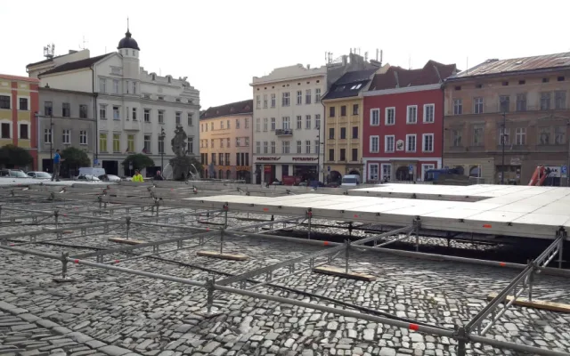 FOTO: Na Dolním náměstí začala výstavba kluziště. Bruslit by se mohlo už začátkem listopadu