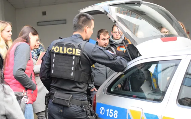 FOTO: Policie pořádala v centru Olomouce Kariérní den. Láká hlavně na náborový příspěvek