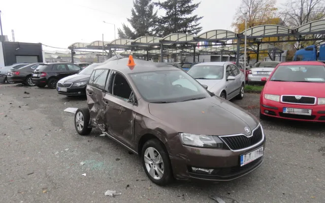 FOTO: Řidič nákladního auta sjel z dálnice a zdemoloval téměř třicet aut. Škoda přesáhla osm milionů