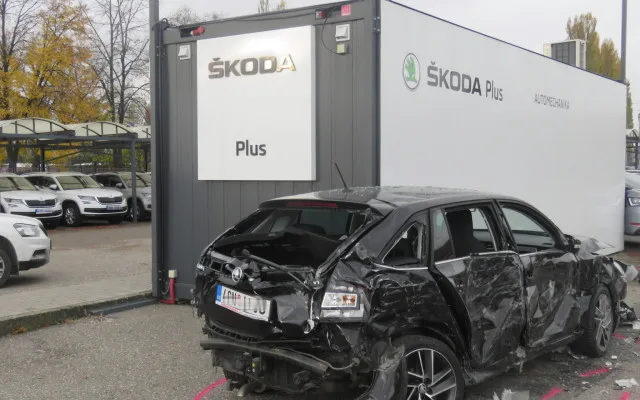 FOTO: Řidič nákladního auta sjel z dálnice a zdemoloval téměř třicet aut. Škoda přesáhla osm milionů