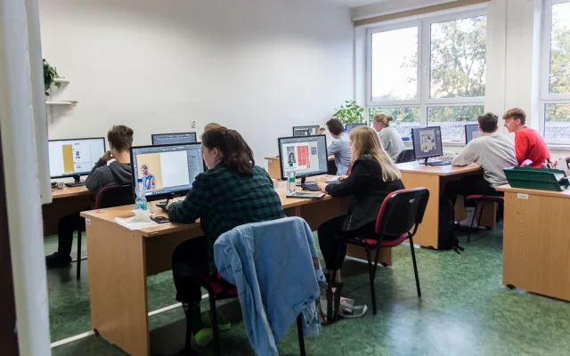 Studovat na olomoucké Polygrafce je jako stát jednou nohou přímo v profesním životě, říká tamní studentka Klára