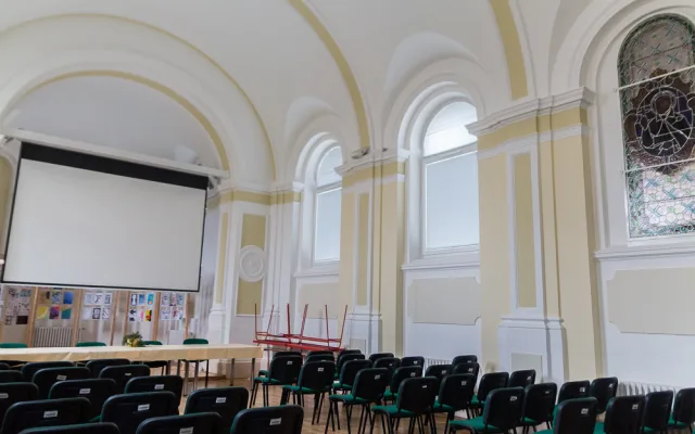 Studovat na olomoucké Polygrafce je jako stát jednou nohou přímo v profesním životě, říká tamní studentka Klára