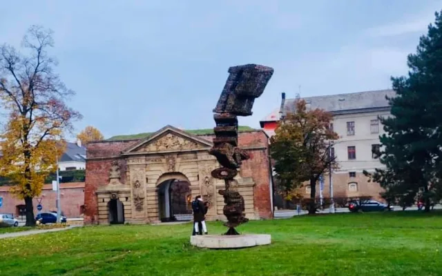 FOTO: Palachovo náměstí v Olomouci nově zdobí socha s názvem Revoluce