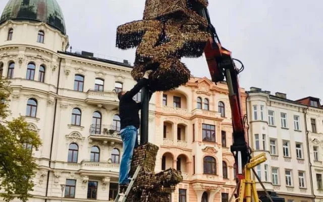 FOTO: Palachovo náměstí v Olomouci nově zdobí socha s názvem Revoluce