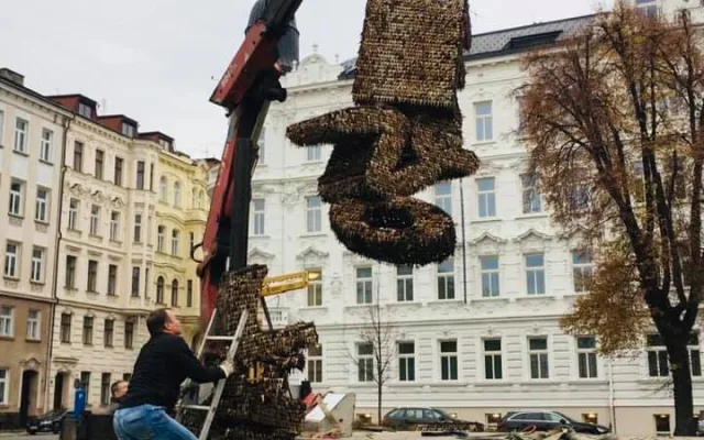 FOTO: Palachovo náměstí v Olomouci nově zdobí socha s názvem Revoluce