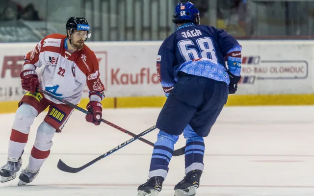FOTOGALERIE: Vyprodaná plecharéna v Olomouci sledovala prohru Kohoutů s Jágrovým Kladnem