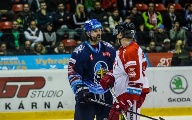 FOTOGALERIE: Vyprodaná plecharéna v Olomouci sledovala prohru Kohoutů s Jágrovým Kladnem