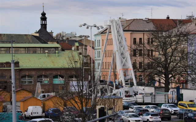 FOTO: Na tržnici roste ruské kolo, které bude součástí vánočních trhů. Podívejte se
