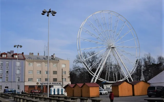 PŘEHLED: U Tržnice už stojí třicetimetrové kolo. Známe otevírací dobu i cenu lístků