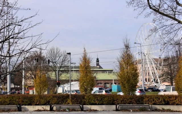 PŘEHLED: U Tržnice už stojí třicetimetrové kolo. Známe otevírací dobu i cenu lístků