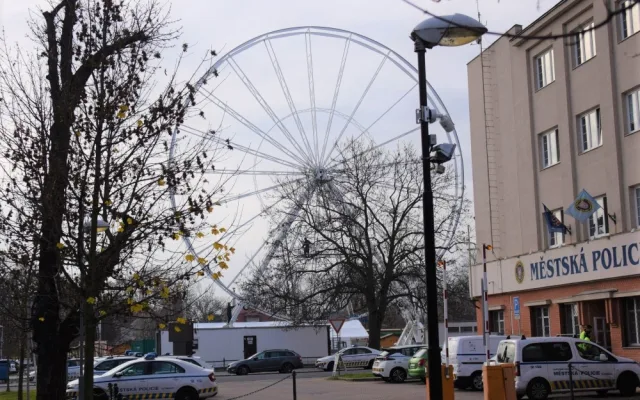PŘEHLED: U Tržnice už stojí třicetimetrové kolo. Známe otevírací dobu i cenu lístků