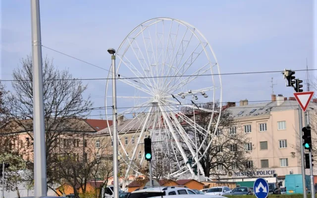 PŘEHLED: U Tržnice už stojí třicetimetrové kolo. Známe otevírací dobu i cenu lístků