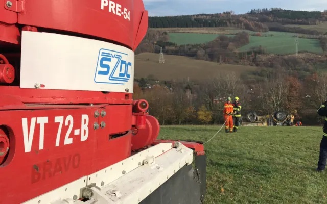 FOTO: U převráceného zemědělského stroje zasahovali hasiči s tankem