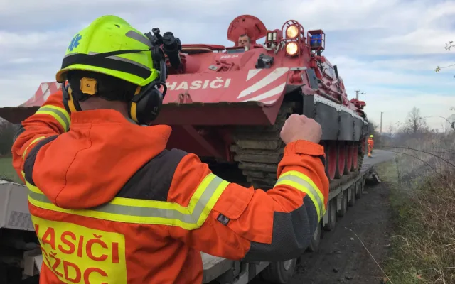 FOTO: U převráceného zemědělského stroje zasahovali hasiči s tankem