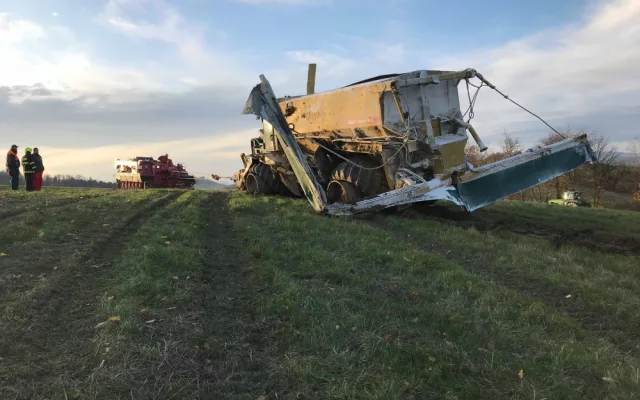 FOTO: U převráceného zemědělského stroje zasahovali hasiči s tankem