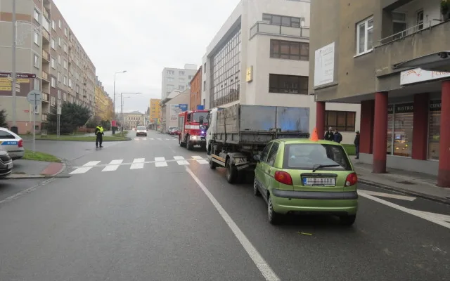 Seniorka nedodržela bezpečnou vzdálenost. Narazila do nákladního auta a zranila se