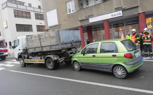 Seniorka nedodržela bezpečnou vzdálenost. Narazila do nákladního auta a zranila se