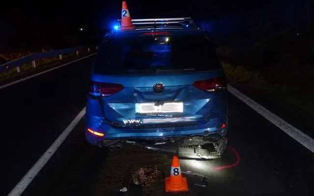 Řidič ujel od dopravní nehody, kterou měl způsobit. Pátrá po něm policie