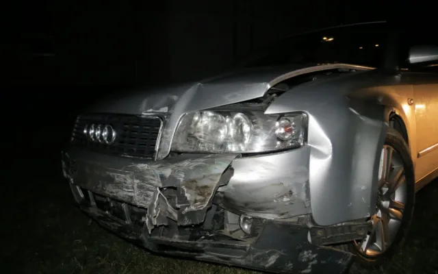 Policie hledá řidiče, který se svým autem vyjel ze silnice a narazil do oplocení a dvou zaparkovaných aut