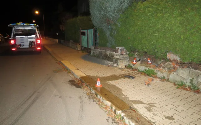 Policie hledá řidiče, který se svým autem vyjel ze silnice a narazil do oplocení a dvou zaparkovaných aut