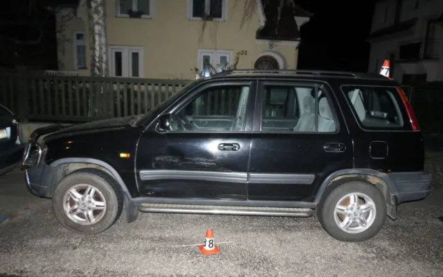 Policie hledá řidiče, který se svým autem vyjel ze silnice a narazil do oplocení a dvou zaparkovaných aut