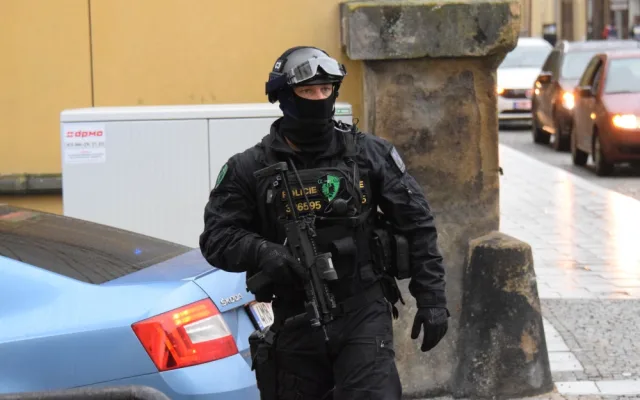 FOTO/VIDEO: Věstonická venuše je v Olomouci. Na její cestu do muzea dohlíželi policisté