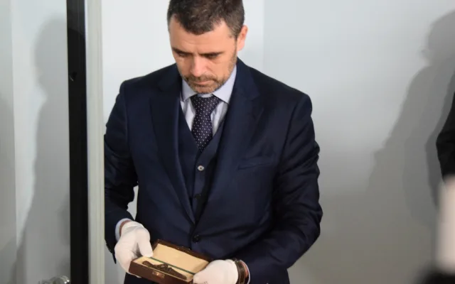 FOTO/VIDEO: Věstonická venuše je v Olomouci. Na její cestu do muzea dohlíželi policisté