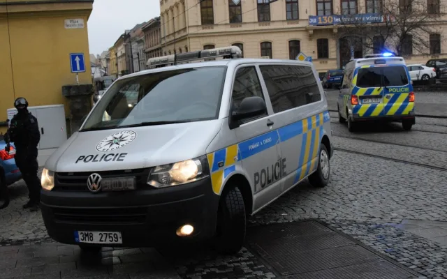 FOTO/VIDEO: Věstonická venuše je v Olomouci. Na její cestu do muzea dohlíželi policisté