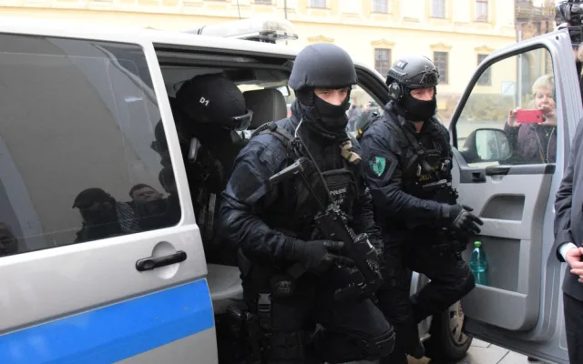 FOTO/VIDEO: Věstonická venuše je v Olomouci. Na její cestu do muzea dohlíželi policisté