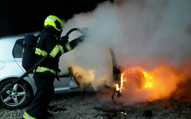 Hasiči dnes ráno zasahovali u požáru auta u Olomouce