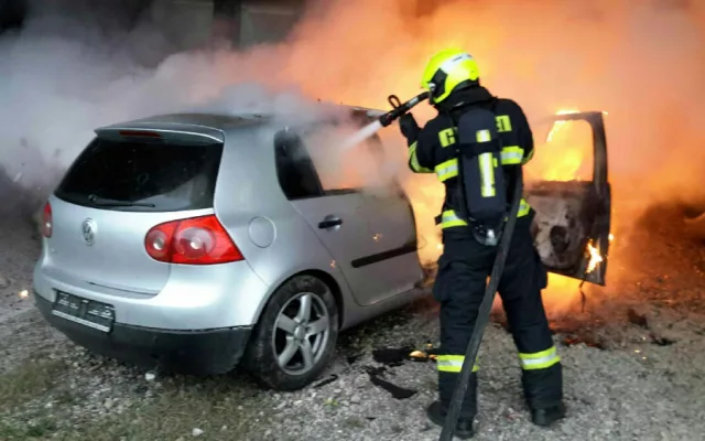Hasiči dnes ráno zasahovali u požáru auta u Olomouce