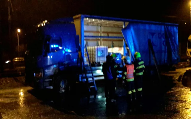 FOTO: Na silnici vytekla kyselina dusičná. Hasiči ji museli přečerpat