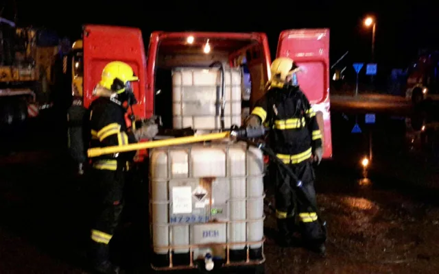 FOTO: Na silnici vytekla kyselina dusičná. Hasiči ji museli přečerpat