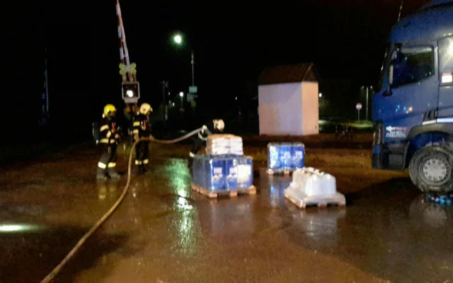 FOTO: Na silnici vytekla kyselina dusičná. Hasiči ji museli přečerpat