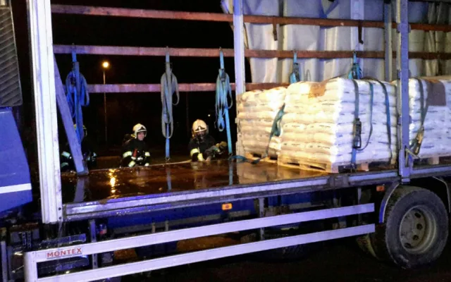 FOTO: Na silnici vytekla kyselina dusičná. Hasiči ji museli přečerpat