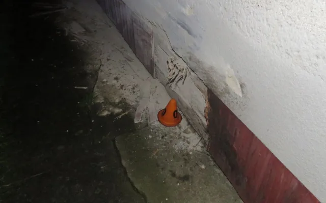 VIDEO: Dva nezletilí chlapci při noční projížďce narazili do domu, spolujezdec se zranil