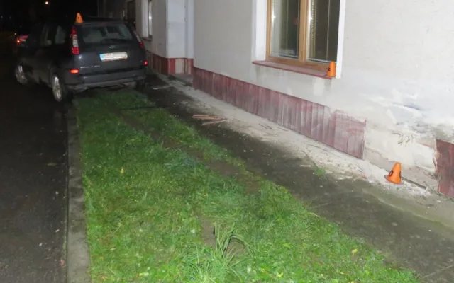 VIDEO: Dva nezletilí chlapci při noční projížďce narazili do domu, spolujezdec se zranil