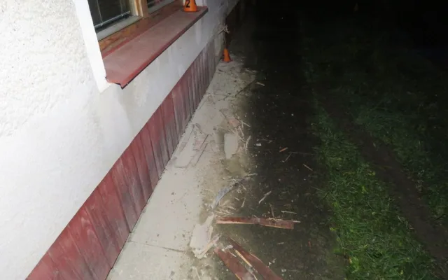 VIDEO: Dva nezletilí chlapci při noční projížďce narazili do domu, spolujezdec se zranil