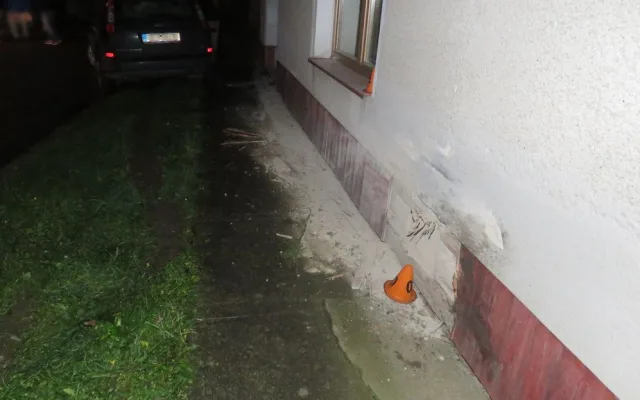 VIDEO: Dva nezletilí chlapci při noční projížďce narazili do domu, spolujezdec se zranil