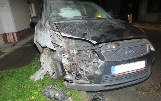 VIDEO: Dva nezletilí chlapci při noční projížďce narazili do domu, spolujezdec se zranil