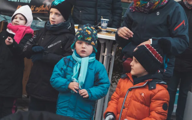 FOTO/VIDEO: Neslyšící děti, pro které dnes prodáváme dobročinný punč, zpívaly na Horním náměstí