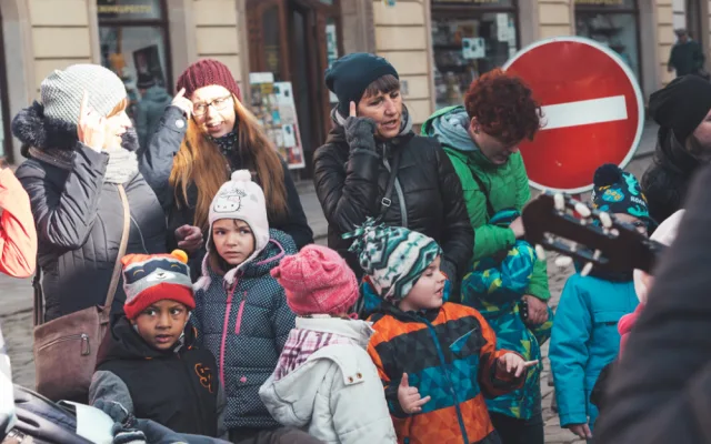 FOTO/VIDEO: Neslyšící děti, pro které dnes prodáváme dobročinný punč, zpívaly na Horním náměstí