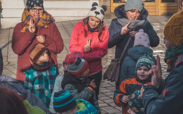 FOTO/VIDEO: Neslyšící děti, pro které dnes prodáváme dobročinný punč, zpívaly na Horním náměstí