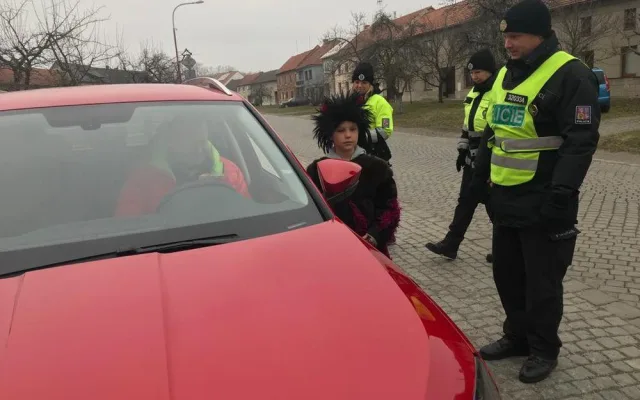 Děti ve Smržicích pomáhaly policistům s kontrolami