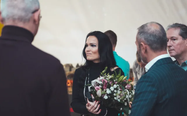 FOTO: Tarja se podívala před dnešním koncertem v Olomouci k betlému v Šantovce, dostala svou figurku