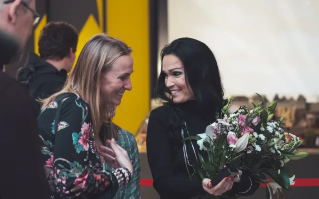 FOTO: Tarja se podívala před dnešním koncertem v Olomouci k betlému v Šantovce, dostala svou figurku