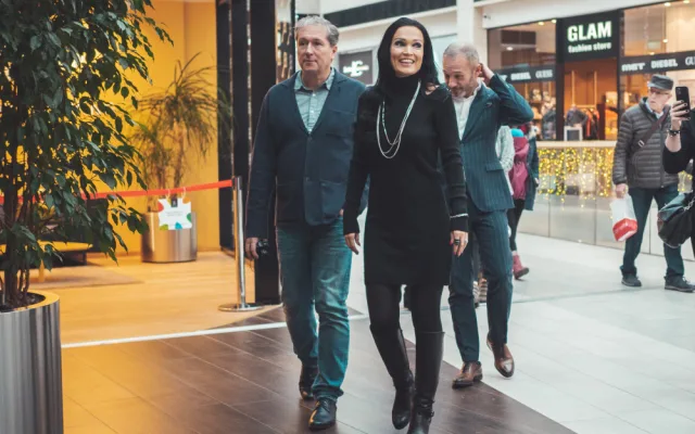 FOTO: Tarja se podívala před dnešním koncertem v Olomouci k betlému v Šantovce, dostala svou figurku