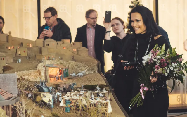 FOTO: Tarja se podívala před dnešním koncertem v Olomouci k betlému v Šantovce, dostala svou figurku